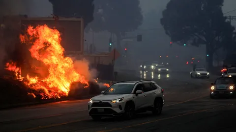 สหรัฐฯ ประกาศเคอร์ฟิวในเวลากลางคืนในพื้นที่ที่ได้รับผลกระทบจากไฟป่า หวั่นเหตุปล้นสะดม