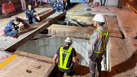 กู้ภัยโรยตัวช่วยคนงานร้อยสายไฟใต้ดิน พลัดตกท่อลึก 10 เมตร เจ็บสาหัส