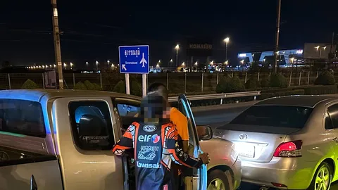 ลุง 57 ปี เมาปวดท้อง ขับรถชนท้าย ยืมมอเตอร์ไซค์กู้ภัยไม่ได้ เอาขี้ป้ายหน้า (คลิป)