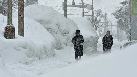 ญี่ปุ่นหิมะตกหนัก รถไฟความเร็วสูงชะงัก รถยนต์ติดท่ามกลางหิมะ