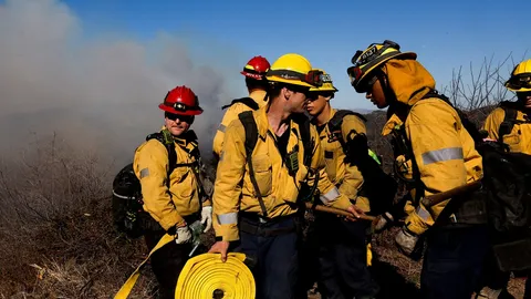 จนท.คุมไฟป่าแอลเอได้อีกจุด แต่ลมแรงรอบใหม่จ่อซ้ำ เตือนพวกโก่งราคาที่พัก