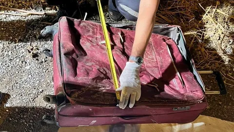 กระดูกยัดกระเป๋า หมกในพงหญ้า ซากศพชายนิรนาม คาดตายนาน 3 เดือน เร่งตามหาญาติไขคดี