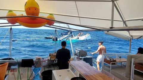 ระทึก เรือใบล่มกลางทะเล หวิดโศกนาฏกรรม นักท่องเที่ยวหนีตายจ้าละหวั่น