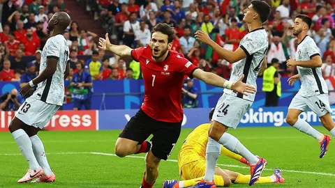 แมนยูฯ-ลิเวอร์พูลแห้ว “ควารัตสเคเลีย” จ่อย้ายซบ PSG รับบทตัวตายตัวแทน “เอ็มบัปเป”