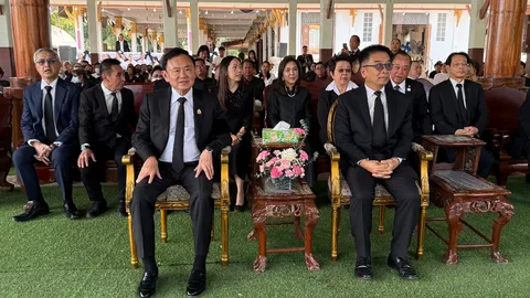“ทักษิณ” ร่วมงานพิธีพระราชทานเพลิงศพ มารดา “เพ็ญชิสา” สส.เพื่อไทย ที่จ.อ่างทอง