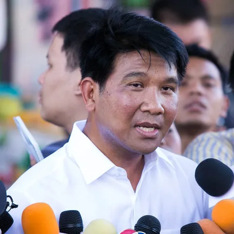 ม.หอการค้าไทยชี้เศรษฐกิจไทยกลับหัว.คนรายได้น้อยใช้จ่ายมาก “คนชั้นกลาง”หยุดชอป-กอดเงินสดแน่น