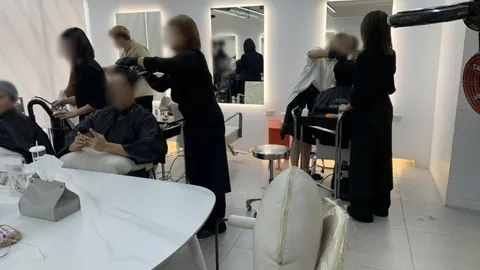 บุกตรวจร้านทำผมดังสุขุมวิท รวบผีน้อยเกาหลี 4 ราย ถือวีซ่าท่องเที่ยวแอบตัดผม (คลิป)