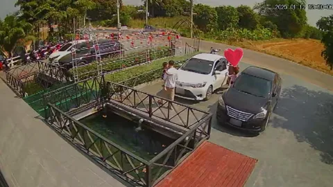 งงทั้งร้าน ลูกค้าไม่จ่ายเงินค่าเค้ก อ้างขี้เกียจกดเลขบัญชี ก่อนพากันขับรถหนี