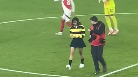 กระหึ่มพรีเมียร์ลีก ลิซ่า ได้ทำหน้าที่สำคัญก่อนเกม อาร์เซนอล เชือด สเปอร์ส