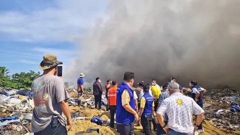 ไฟไหม้กองขยะ ในซอยเทศบาลบางปู จ.สมุทรปราการ เร่งระดม จนท. ฉีดน้ำดับเพลิง