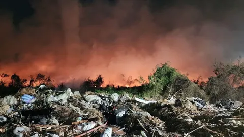 ยังดับไม่ได้ ไฟไหม้บ่อขยะเอกชน ที่สมุทรปราการ ผู้ว่าฯ ตั้งศูนย์อพยพช่วยชาวบ้าน