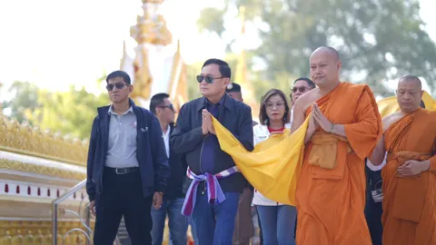 “ทักษิณ” เอาฤกษ์เอาชัย ห่มพระธาตุพนมก่อนหาเสียง-บอกนายกฯ ตัวจริงคือ “อิ๊งค์”