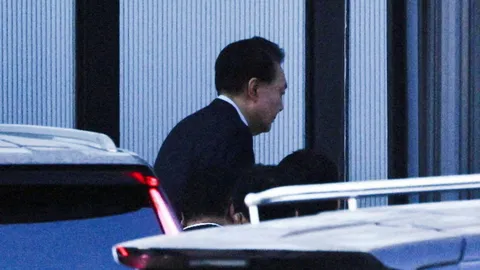 ศาลเกาหลีใต้เตรียมพิจารณาขยายเวลาคุมขังประธานาธิบดี ยุน ซอก ยอล