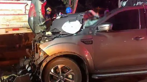 แพทย์หญิงดับสลด เสยท้ายรถจอดซ่อมฝาท่อบนถนน เจ็บอีก 1 รอสรุปใครผิด