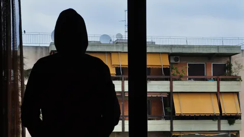 วิธีรับมือจากการถูกสะกดรอยตาม (Stalkers) เมื่อการชื่นชอบกลายเป็นความคลั่งไคล้