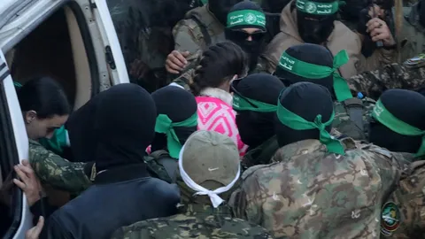 ฮามาสปล่อยตัวประกัน 3 คนแรกแล้ว หลังเริ่มหยุดยิงกับอิสราเอลวันแรก