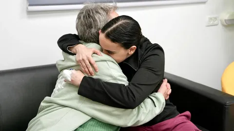 3 ตัวประกันกลับถึงอิสราเอลแล้ว ได้พบครอบครัวครั้งแรกในรอบ 15 เดือน