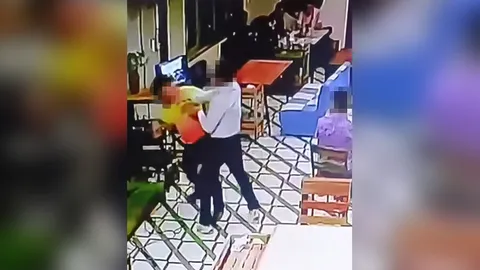 ชายปรี่ทุบท้ายทอย "ปลัดอำเภอ" คาดฉุน ร้องเพลงไม่เข้าหู (คลิป)