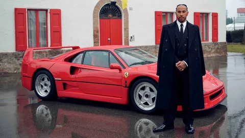 Lewis Hamilton โพสท่าถ่ายรูปกับ Ferrari F40 ใน Maranello