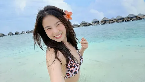 "ฝน ศนันธฉัตร" โชว์ความเซ็กซี่เกินต้านในชุดบิกินีตัวจิ๋ว ทะเลมัลดีฟส์ร้อนฉ่า