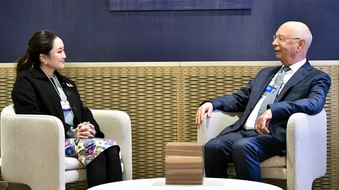 “แพทองธาร” สวมกระโปรงผ้าปาเต๊ะ หารือผู้ก่อตั้ง World Economic Forum