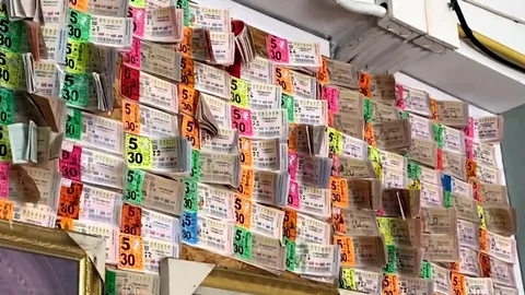 เจ้าของร้านชำ สะสมลอตเตอรี่นาน 9 ปี แปะผนังไว้เตือนใจ ลั่นไม่ถูกรางวัลที่ 1 ไม่หยุด