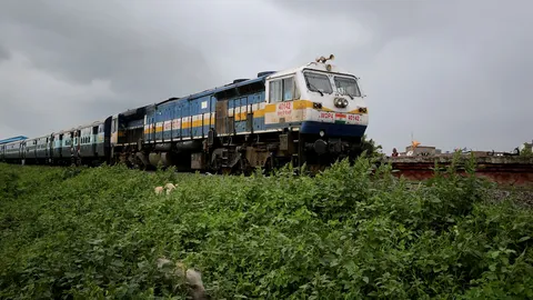 ผู้โดยสารอินเดียนึกว่าไฟไหม้ แห่ลงจากรถไฟ ม้าเหล็กอีกขบวนชนดับ 11 ศพ