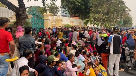 สุดสลด แย่งรับเงินอั่งเปามหาเศรษฐีกัมพูชา ชาวบ้านเบียดกันดับ 4 ศพ