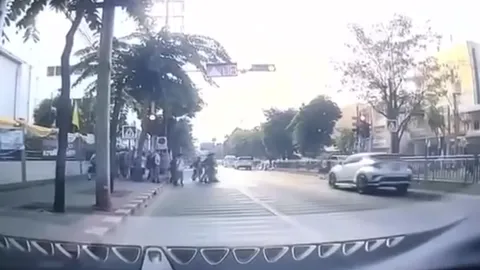 เก๋งขาวเข้าพบตำรวจ หลังพุ่งชนเด็กข้ามทางม้าลาย หน้าโรงเรียนดัง