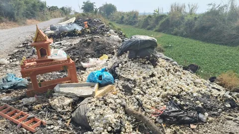 มือดีจุดไฟเผาขยะ ถูกทิ้งคันคลอง เขตชลประทาน กระทบชาวบ้านใกล้เคียง