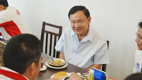 “ทักษิณ” แวะทานไข่กระทะเมนูโปรด ก่อนหาเสียง อบจ.ศรีสะเกษ วันสุดท้าย