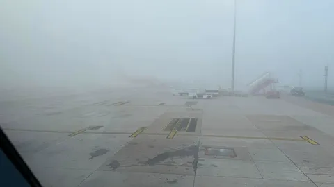นักบินเผยภาพฝุ่น PM 2.5 หนาทึบทั้ง "สุวรรณภูมิ-ดอนเมือง" เครื่องบินบางลำลงจอดไม่ได้
