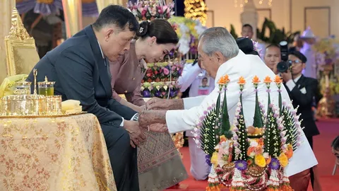 ปีติ 2 ล้นเกล้าฯ เสด็จในพิธีบายศรีฯ มีเจ้านายเหนือผูกข้อพระหัตถ์ ทอดพระเนตร ขบวนฟ้อนรำ