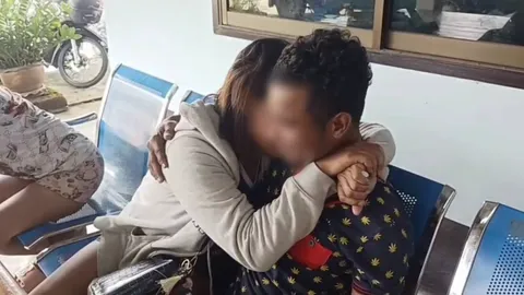 แฟนสาวร่ำไห้ กอดลาผัวรัก หลังออกคุก 3 เดือนมาค้ายา ถูกลากเข้าซังเตอีกรอบ