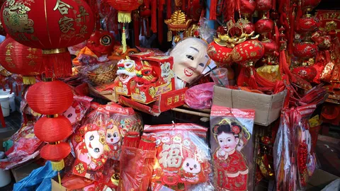 วันจ่าย "ตรุษจีน" ย่านเยาวราชคึก ตลาดเก่าคนแห่แน่น ซื้อข้าวของไปเซ่นไหว้