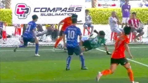 “อดีตทีมชาติไทย“ โดนแข้งบอลเดินสายเข้าหนัก เสี่ยงเจ็บยาว (คลิป)