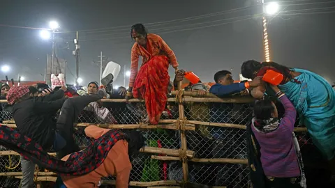 ชุลมุนเหยียบกันในงานกุมภเมลาของอินเดีย ดับ 15 ศพ เจ็บเพียบ (คลิป)