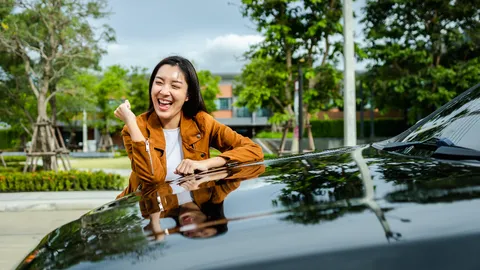 สีเสื้อวันรับรถใหม่ 2568 แต่งตัวไปรับรถป้ายแดงชุดไหนดี เสริมสิริมงคล