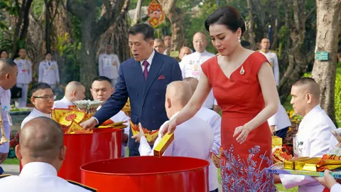 2 ล้นเกล้าฯทรง สังเวยพระป้าย สมเด็จพระกนิษฐาฯเสด็จ เปิดงานตรุษจีนเยาวราช