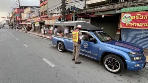ตร. เตือนให้ปลดป้ายออกแล้ว “โฆษณาเว็บพนัน” ข้างรถสองแถว อ้างไม่รู้ว่าเป็นเว็บพนัน