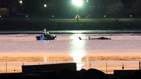 สหรัฐฯ คาด ไม่มีผู้รอดชีวิตในเหตุเครื่องบินชนเฮลิคอปเตอร์ พบแล้ว 28 ศพ