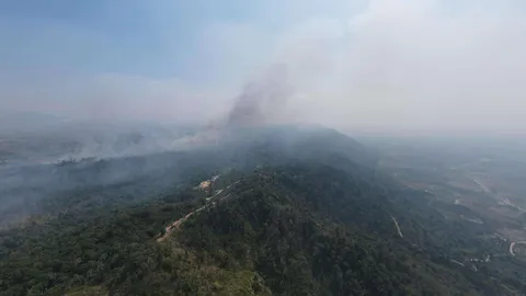 มาแล้ว กรมฝนหลวงฯ สนับสนุน ฮ. ดับไฟป่าเขาบรรทัด หลังลุกลามกว่า 2 สัปดาห์