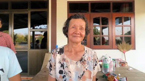 ฝันให้โชค ยายวัย 62 ดวงเฮงถูกหวยรางวัลที่ 1 รับทรัพย์ 12 ล้าน ลูกหลานแห่ยินดี