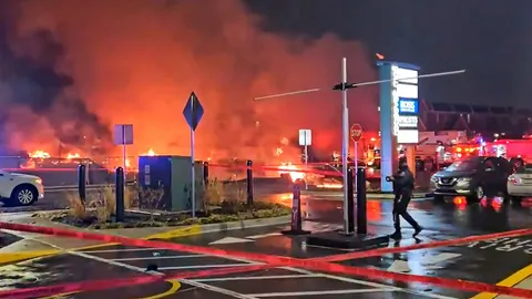 สหรัฐสลดซ้ำ-บินโหม่งโลกอีก ระทึกตกเฉียดห้างดัง ไฟท่วมบ้าน-รถยนต์