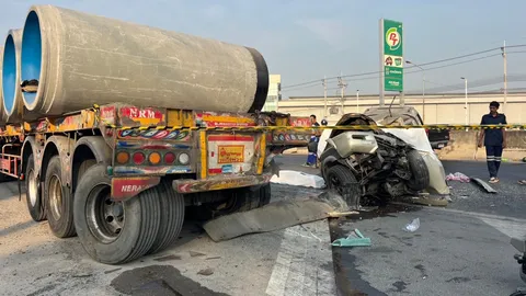 พ่อค้าข้าวแกง ขับกระบะพุ่งอัดท้ายรถพ่วง ดับ 3 เด็กเจ็บ 2 ราย