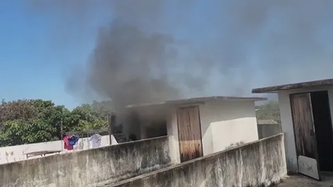 พ่อพาลูก 2 คน วิ่งขึ้นดาดฟ้าหนีไฟไหม้ ตัวเองตามรั้งท้าย สำลักควันนอนดับสลด