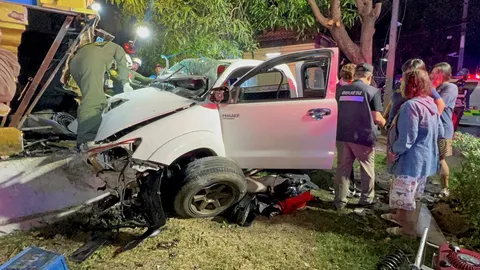 "โจ๋" ซิ่งรถกระบะไล่ล่าจักรยานยนต์คู่อริ พุ่งชนซุ้มประตูตายสยอง 3 ศพ