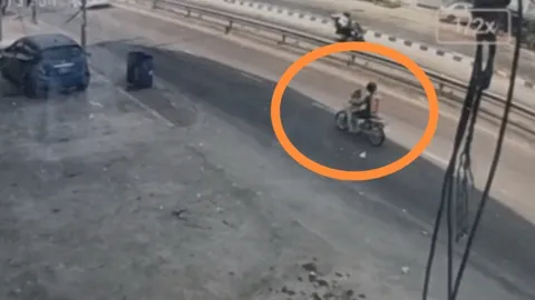 เบาะแสวงจรปิดจับภาพนาที “นักโทษชาย” เรือนจำจังหวัดนนทบุรี ขี่รถจยย.หลบหนี