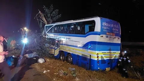 รถทัวร์กรุงเทพฯ-เชียงใหม่ ตกข้างทางชนต้นไม้ที่ตาก ดับ 2 เจ็บกว่า 30 คน
