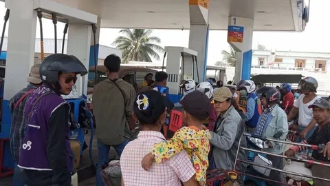 ชาวเมียนมาแห่ตุนน้ำมัน ปั๊มฝั่งเมียวดีแถวยาวเหยียด ซ้ำราคาขึ้น-จำกัดการซื้อ